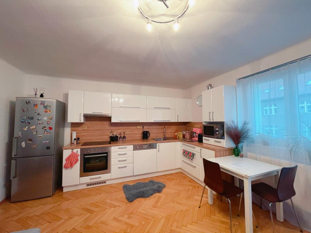 Pronajem bytu celý pokoj 74 m2
