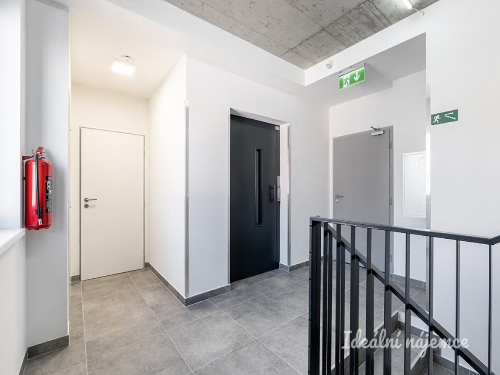 Pronájem bytu 2+kk 42 m2, Praha – náhled fotky 13