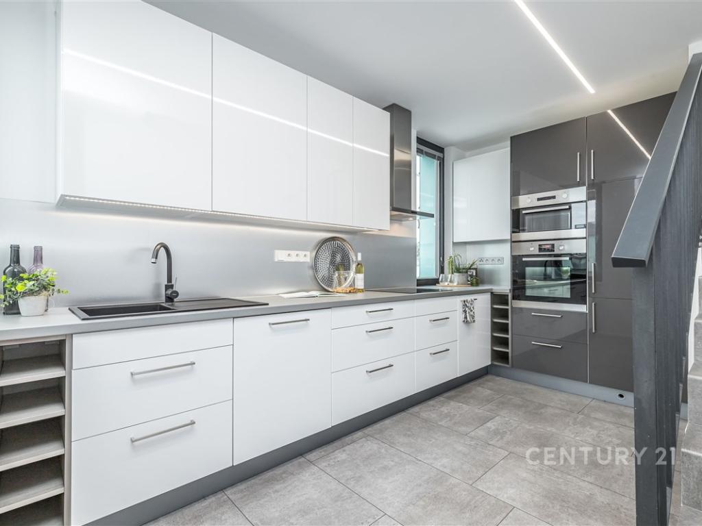 Pronájem bytu 4+kk 210 m2
