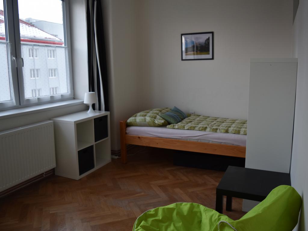 Spolubydleni bytu celý pokoj 65 m2