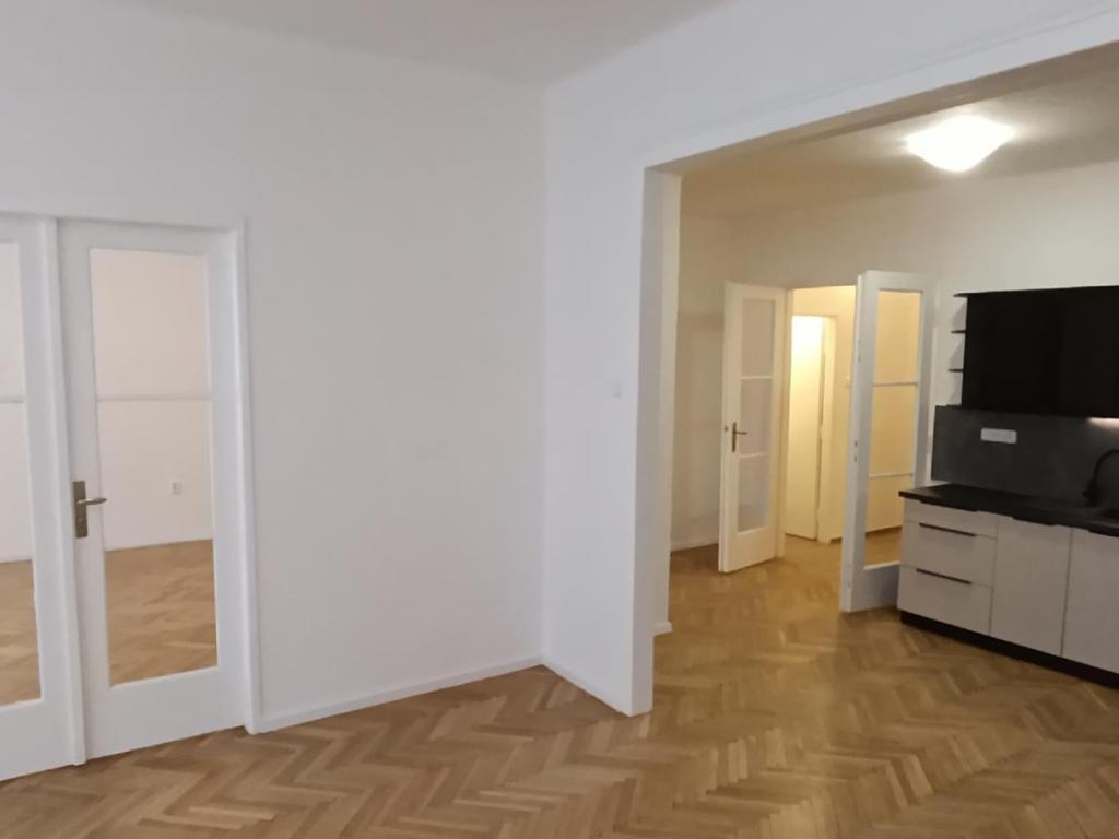 Pronájem bytu 2+1 78 m² – pohled 3