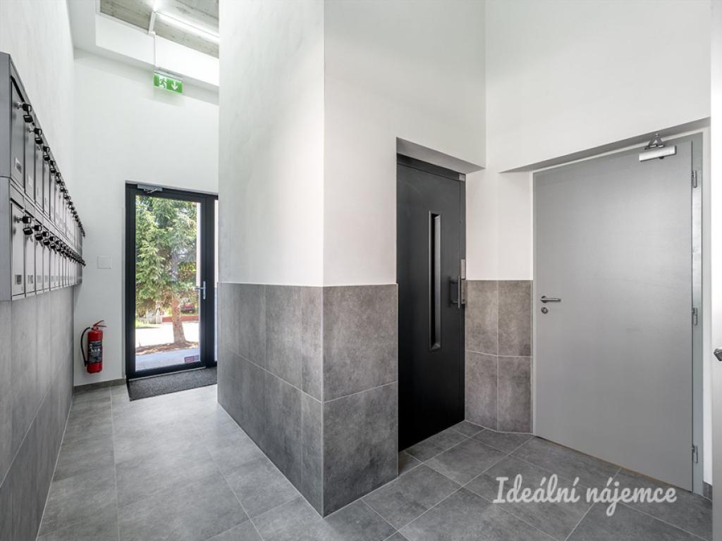 Pronájem bytu 2+kk 42 m2, Praha – náhled fotky 14