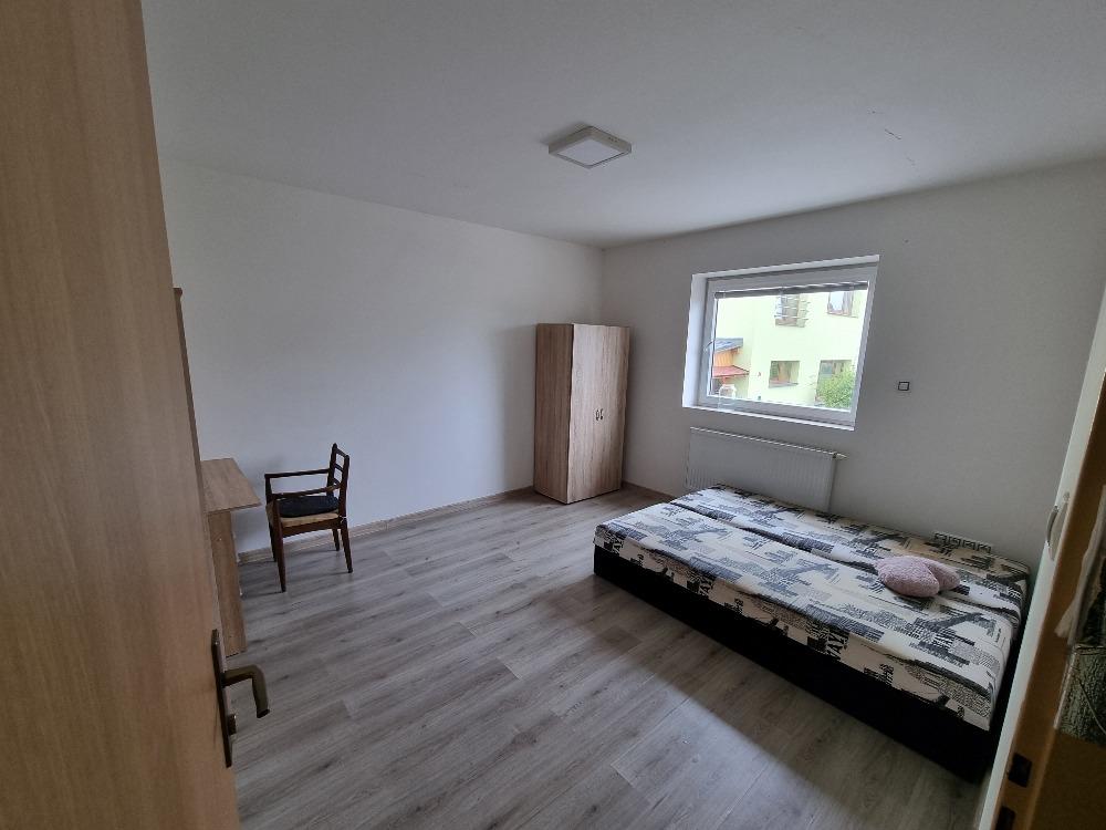 pronajem-bytu-cel-pokoj-15-m2-mal-vl-iny-olomouc-ernov-r-7000