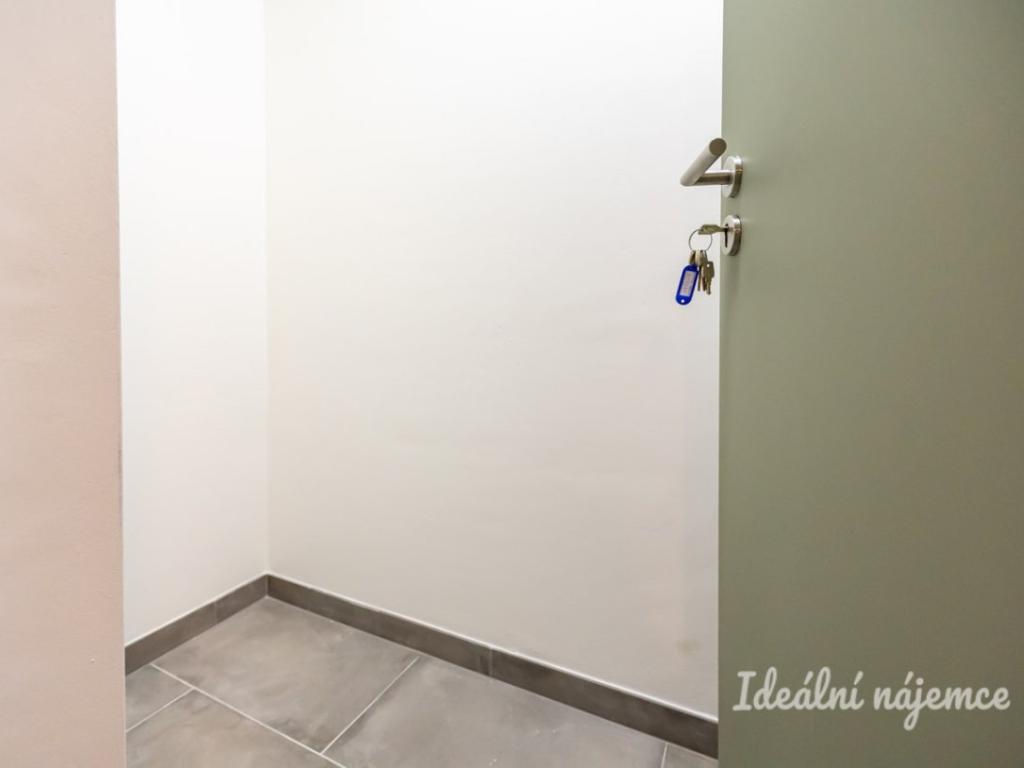Pronájem bytu 2+kk 49 m2, Praha – náhled fotky 17