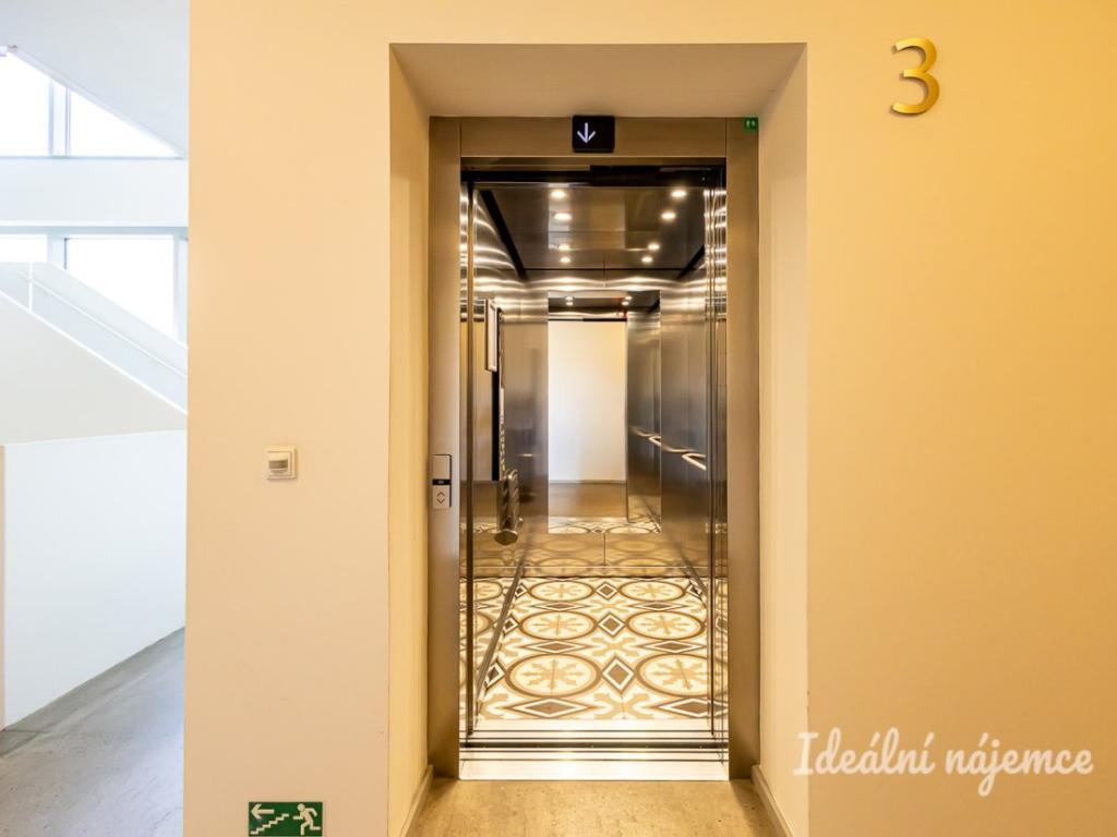 Pronájem bytu 2+kk 44 m2, Praha – náhled fotky 14