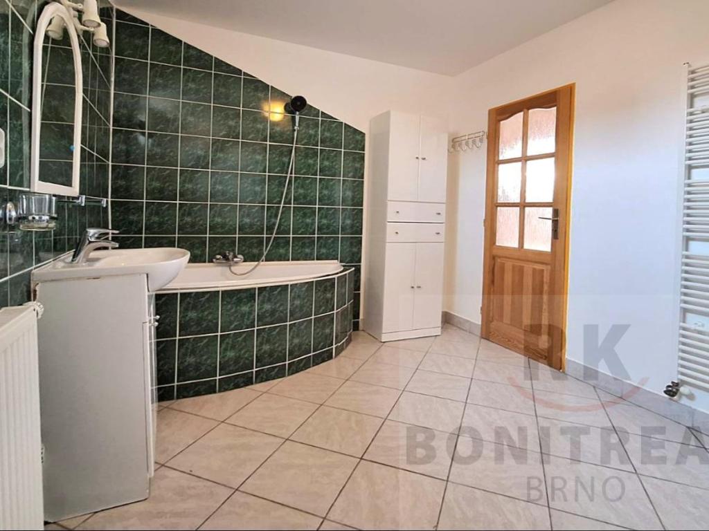 Pronájem bytu 3+kk 100 m² – pohled 3
