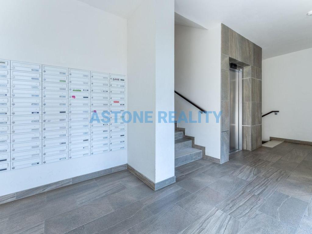 Prodej bytu 1+kk 36 m2, Praha – náhled fotky 22