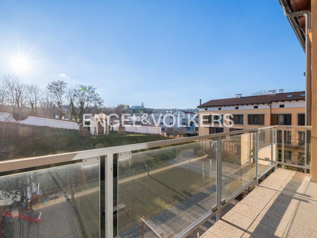 Pronájem bytu 6 a více 324 m2