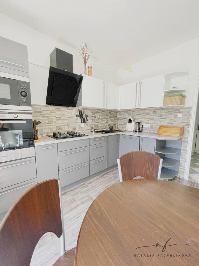 Pronájem bytu 2+1 64 m2, Ostrov – náhled fotky 10