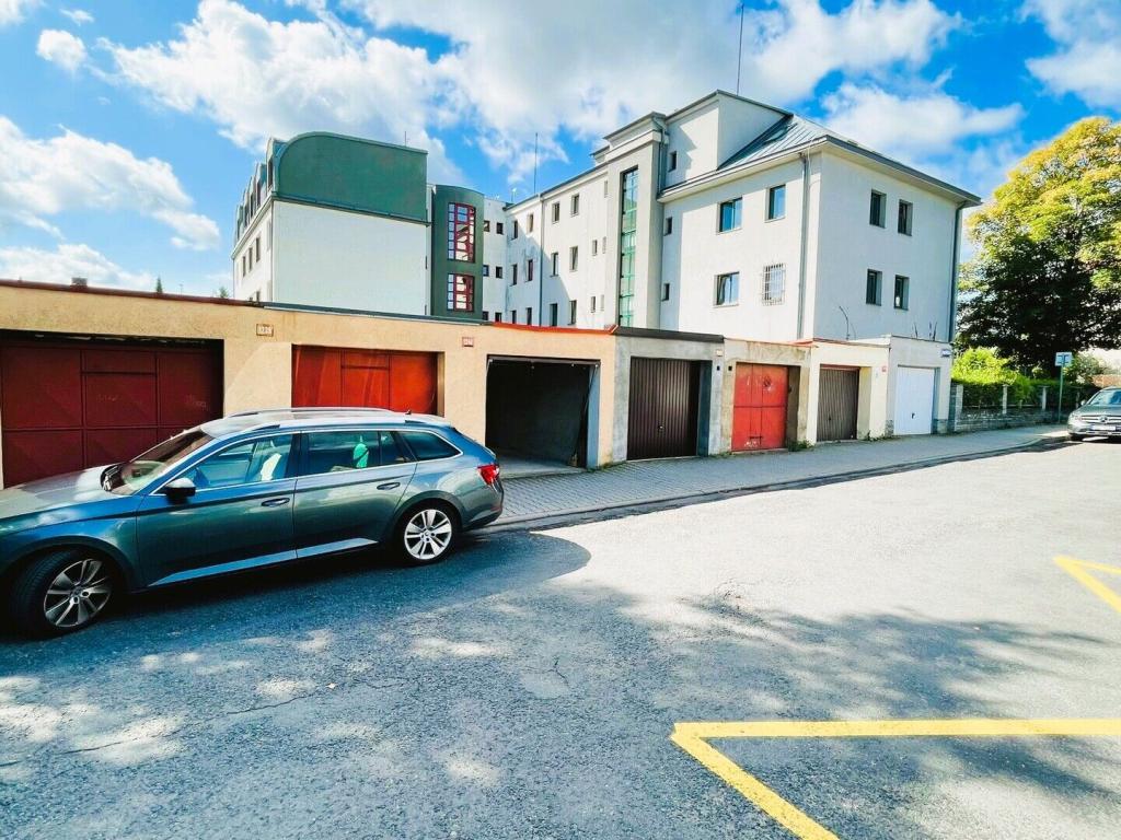 Pronájem garage, Kladno - Kubelíkova, 2500 Kč, 20