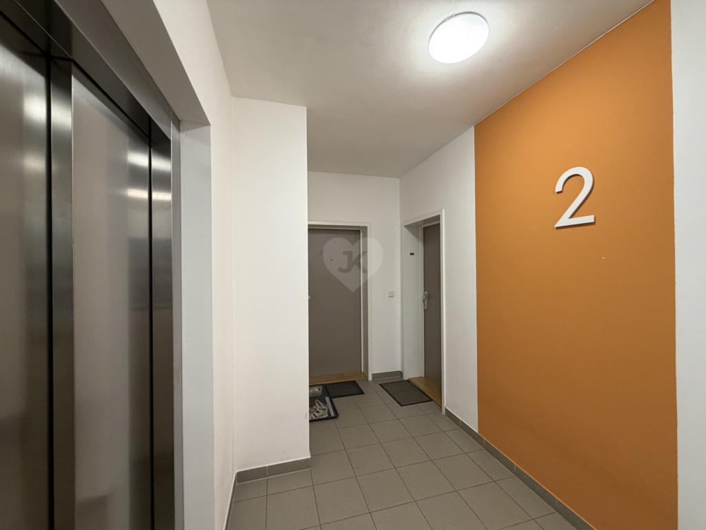 Pronájem bytu 1+kk 34 m2, Praha – náhled fotky 12