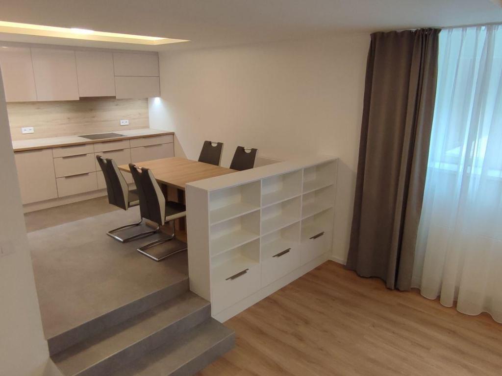 Pronájem bytu 2+1 80 m² – pohled 2