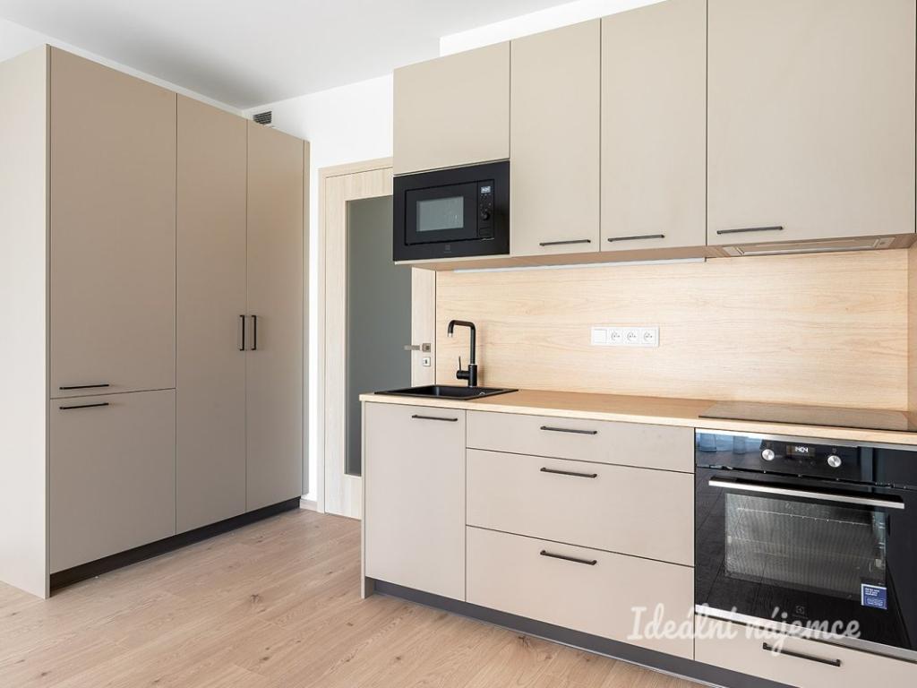 1-room apartment for rent · 32 m² · Praha — 779 €/mo