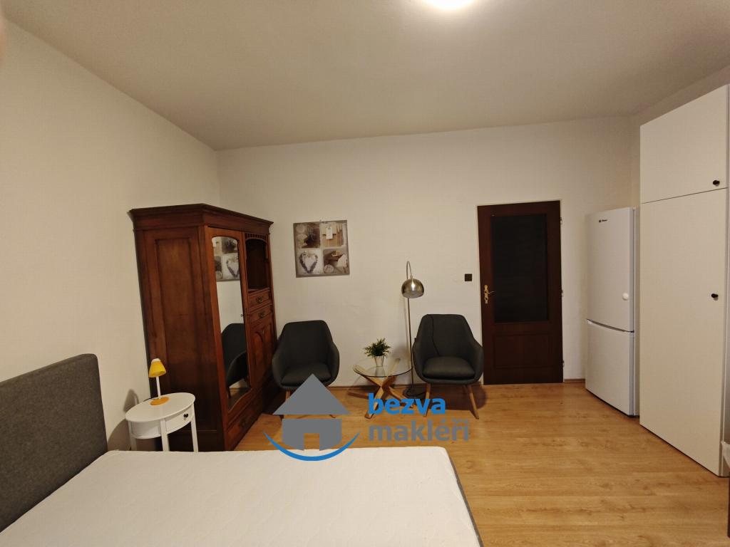 Pronájem bytu pokoj 22 m2