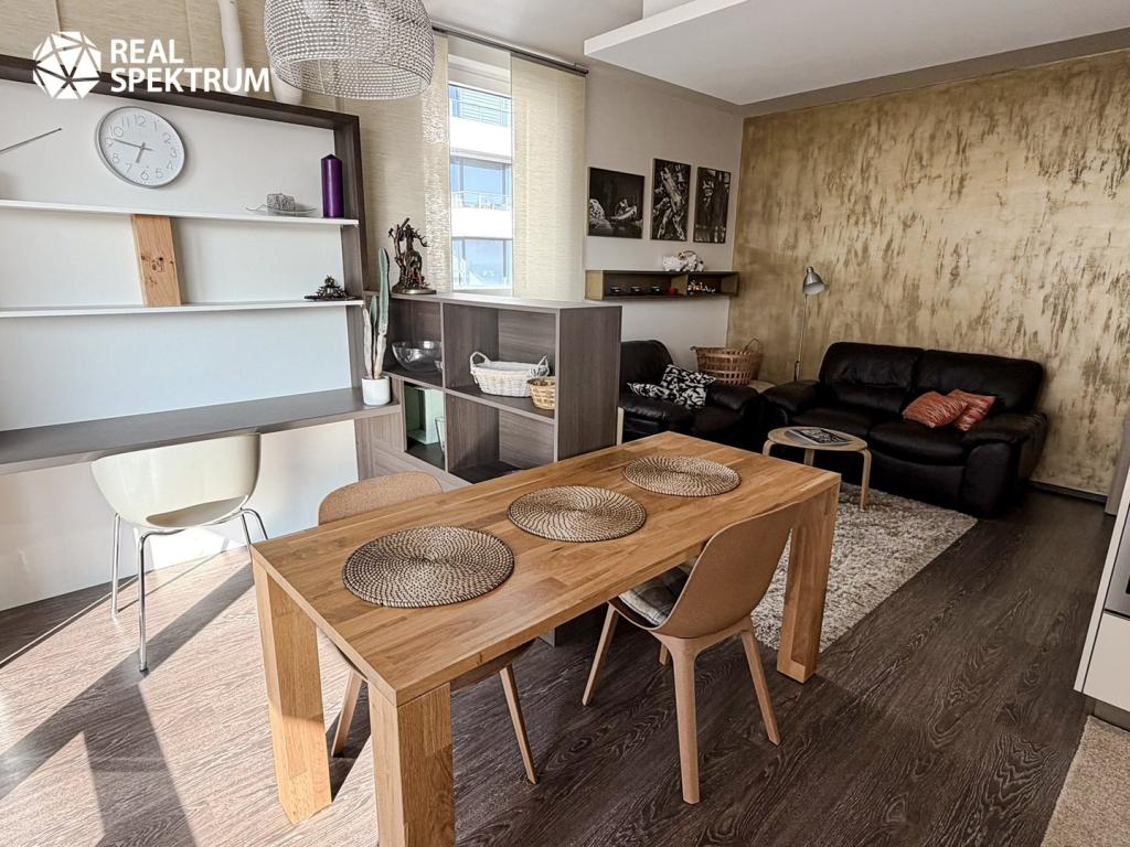 Pronájem bytu 2+kk 43 m² – pohled 2
