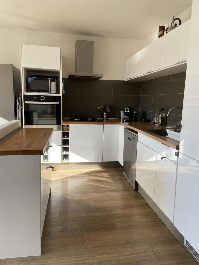 Spolubydleni bytu celý pokoj 60 m2