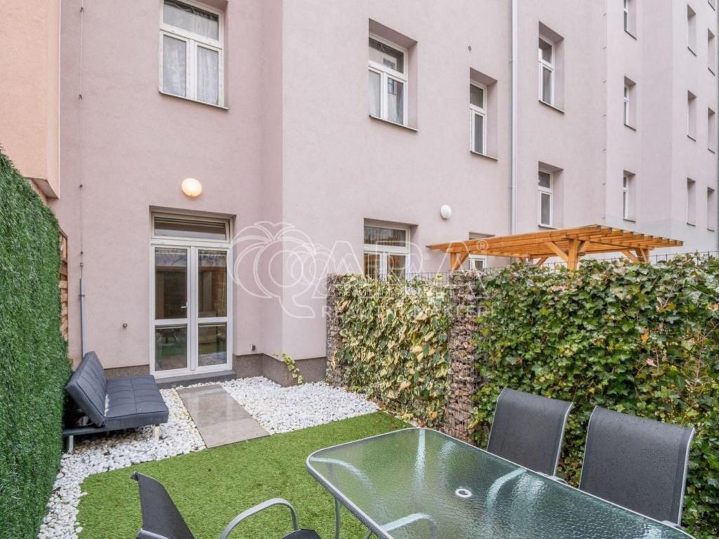 1-room apartment for rent · 45 m² · Praha — 738 €/mo