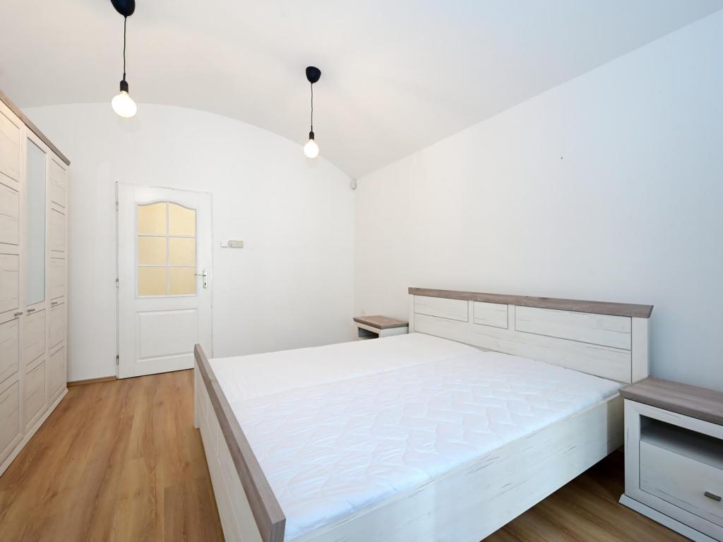 Pronájem bytu 2+kk 50 m2, Praha – náhled fotky 11