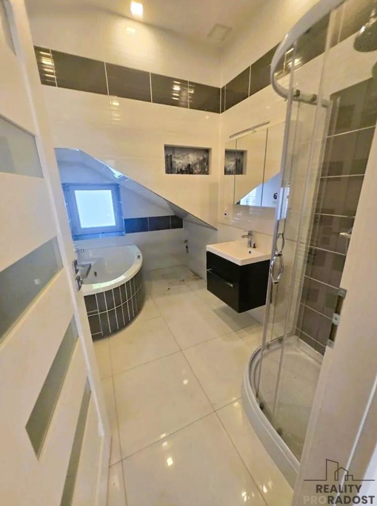 Pronájem bytu 4+kk 107 m2