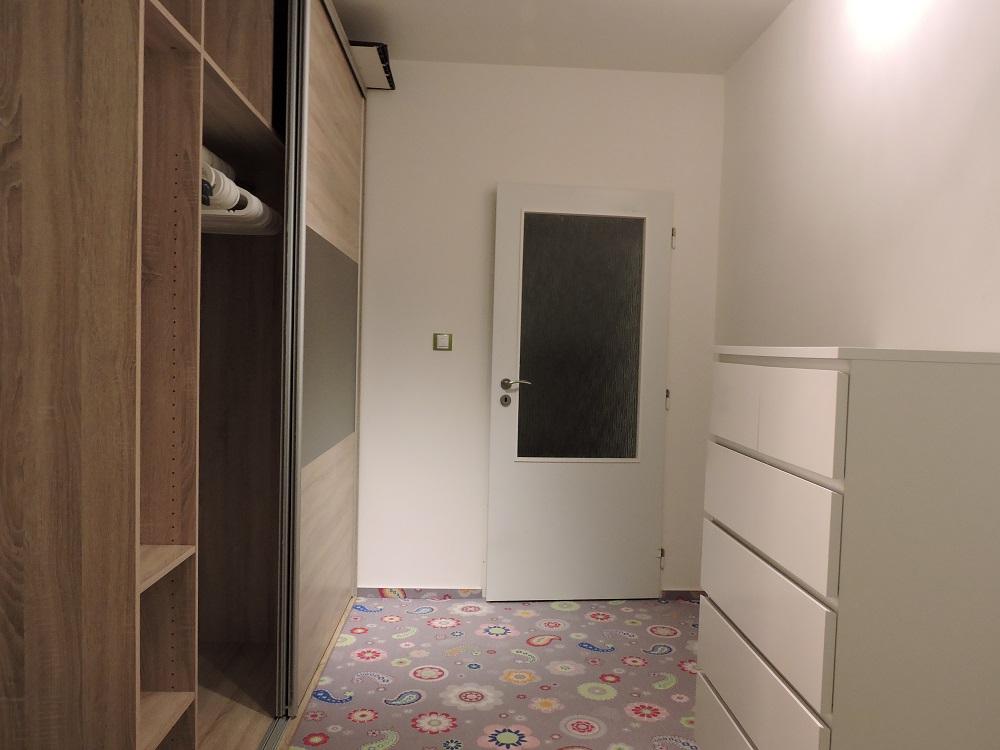 Spolubydleni bytu celý pokoj 65 m2