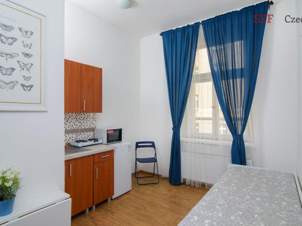 Pronájem 1+kk, Praha - Čestmírova, 16400 Kč, 17 m2