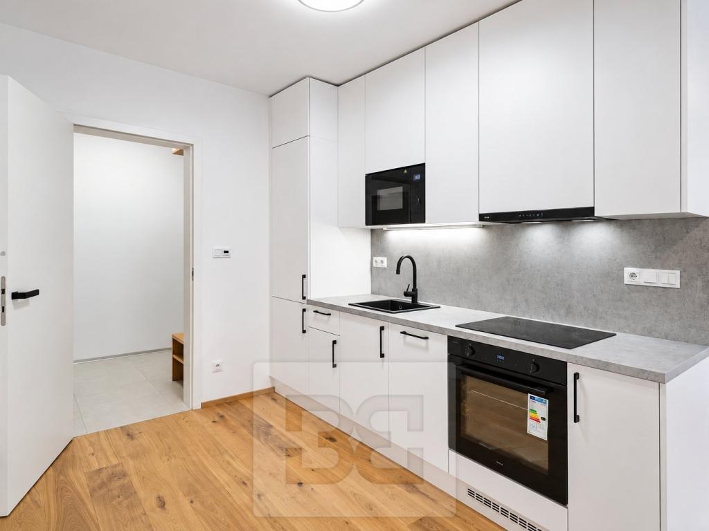 Prodej bytu 1+kk 38 m2, Praha – náhled fotky 2