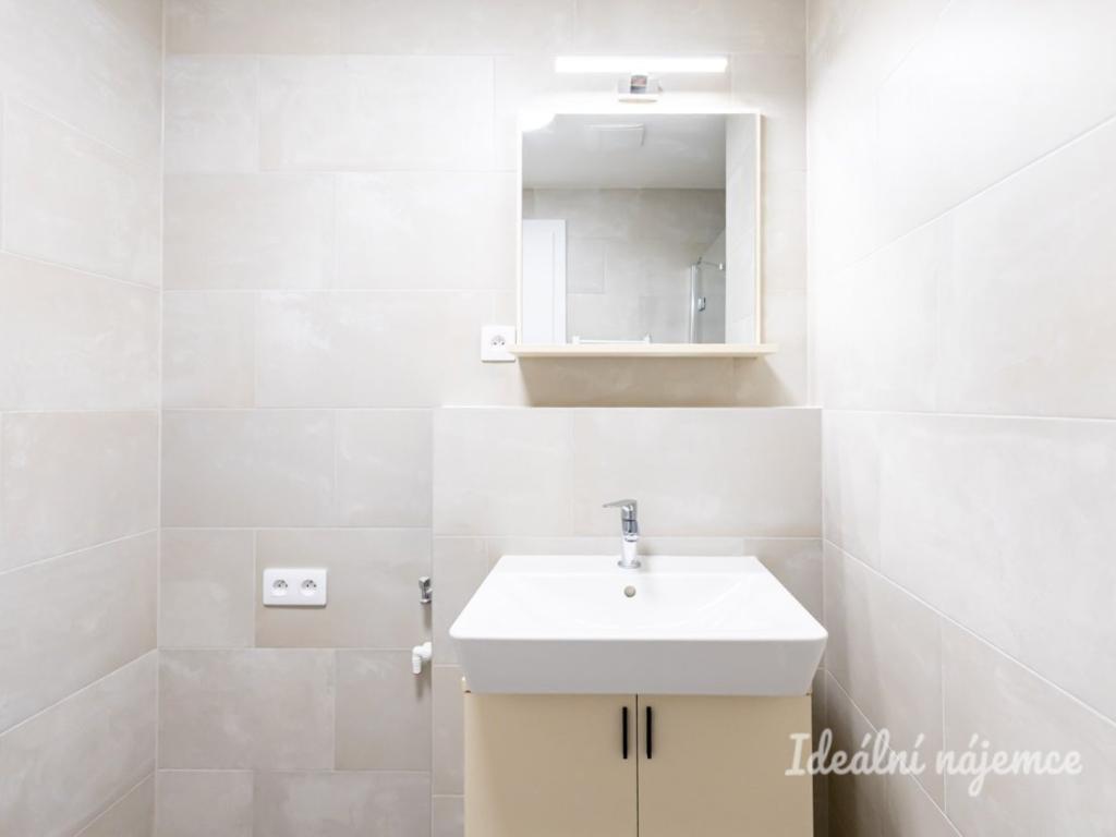 Pronájem bytu 2+kk 49 m2, Praha – náhled fotky 11