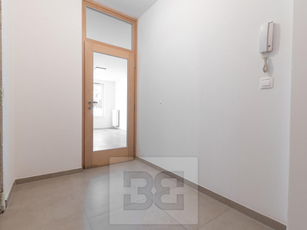 Pronájem bytu 2+kk 43 m2, Praha – náhled fotky 8