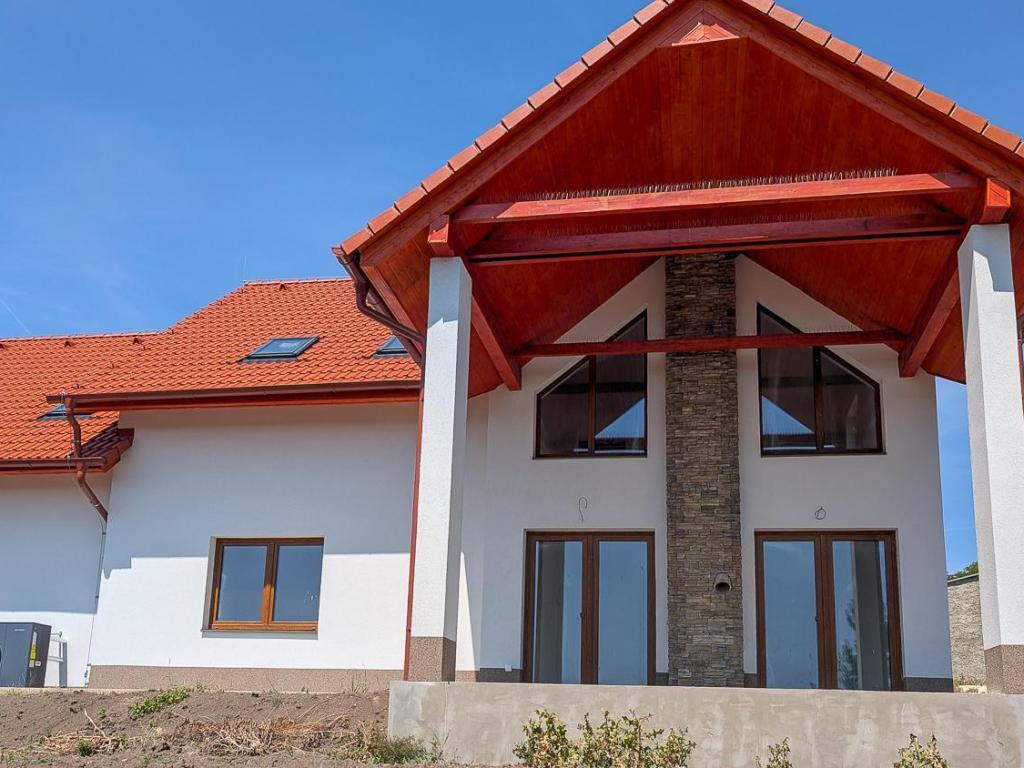 Prodej domu 245 m² – pohled 2