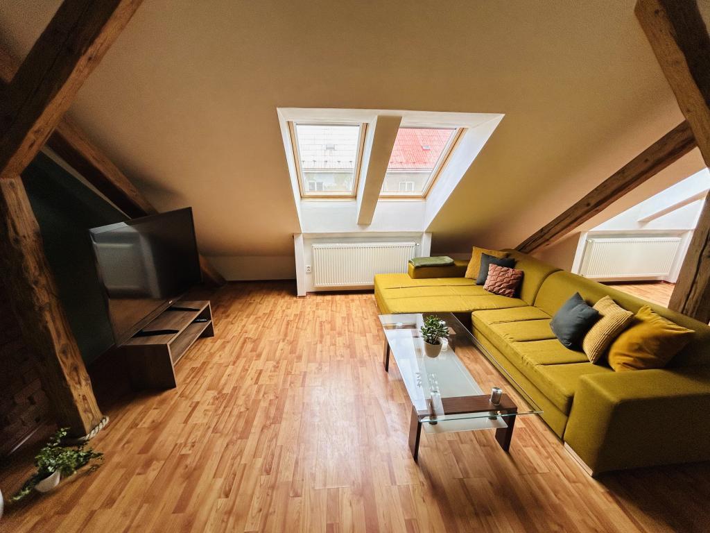 Pronájem bytu 1+1 85 m2