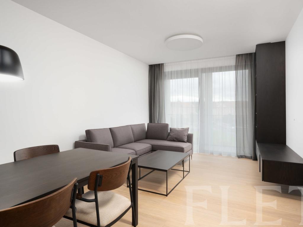 Pronájem bytu 2+kk 61 m² – pohled 2