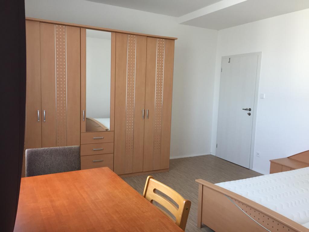 Spolubydleni bytu celý pokoj 90 m2