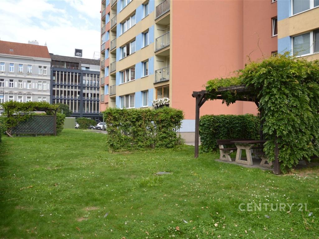 Pronájem bytu 1+kk 29 m2, Praha – náhled fotky 17