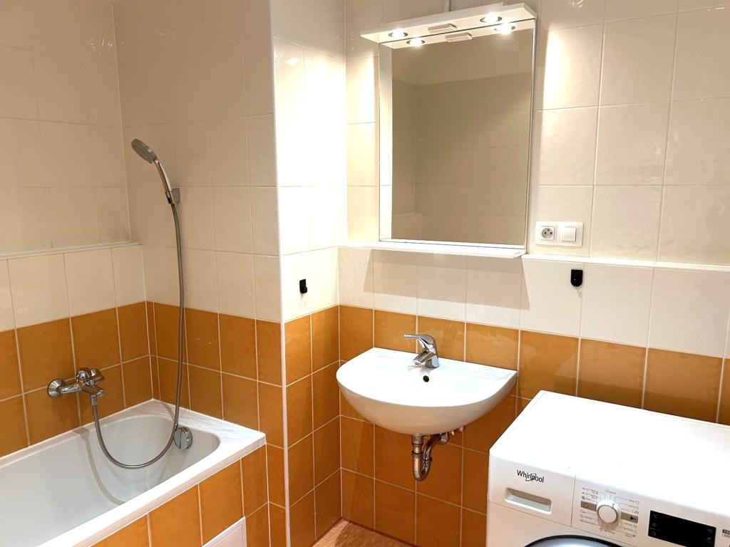 Pronájem bytu 2+kk 68 m2, Praha – náhled fotky 12