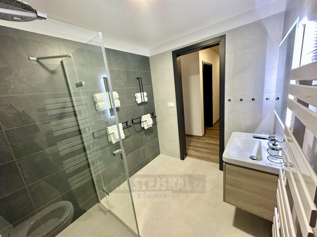 Pronájem bytu 2+kk 71 m2, Český Krumlov – náhled fotky 11