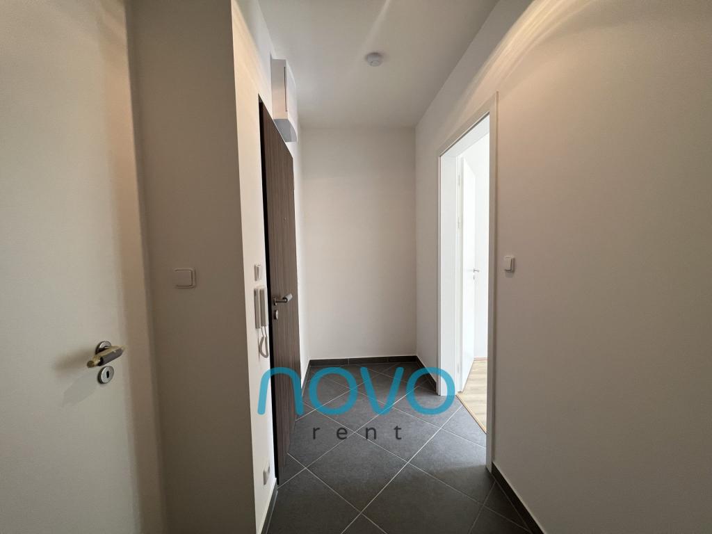 Pronájem bytu 1+kk 34 m2, Praha – náhled fotky 11